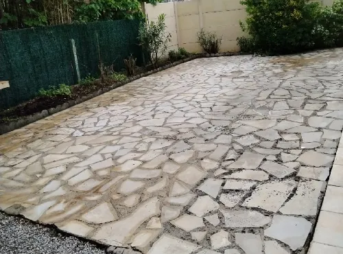 Terrasse d'une maison du Médoc rénovée et traitée.