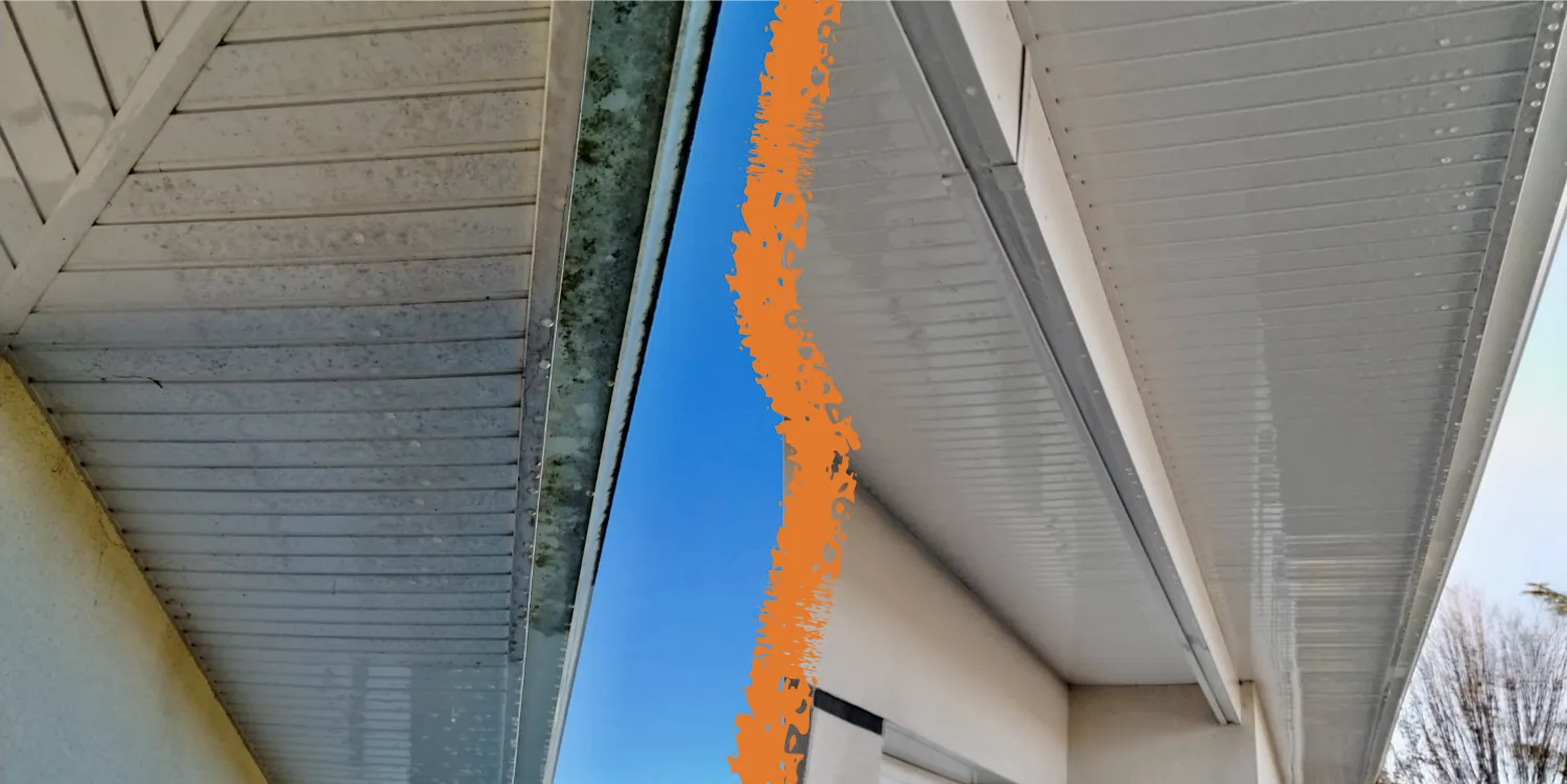 Cette image décomposée en deux parties montre un avant-toit en PVC avant et après le traitement par Nettoyage Façades Toitures.